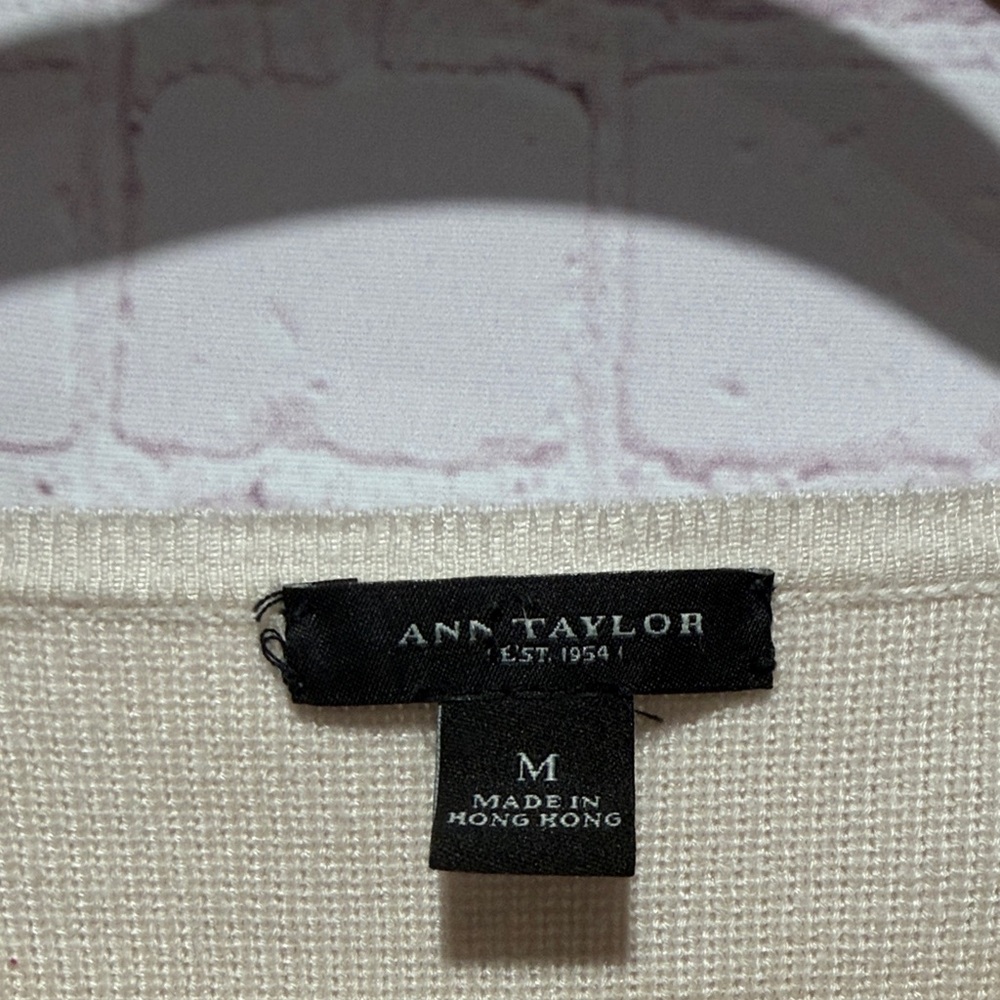 Ann Taylor Cream Women's Crew Neck Knit Sweater 3/4 sleeve w pockets Size Medium - Picture 2 of 3
